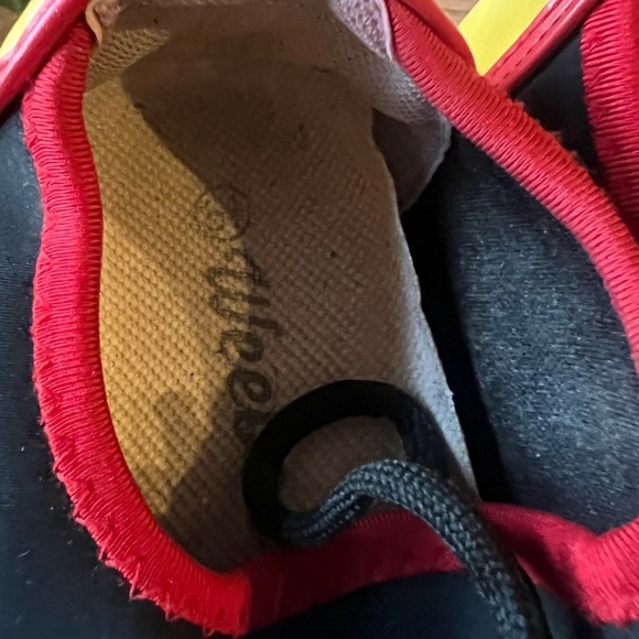 - Weeboo sneakers boys 7. Very good condition. Black blue red. Yellow water shoe - Picture 5 of 9